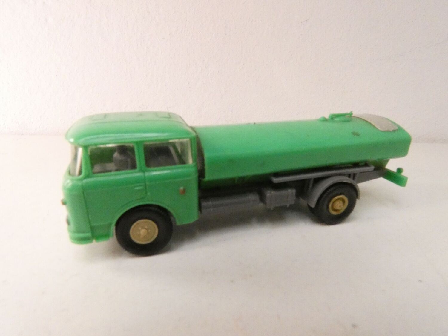 Skoda 706 Sprengwagen  grün von Permot in H0