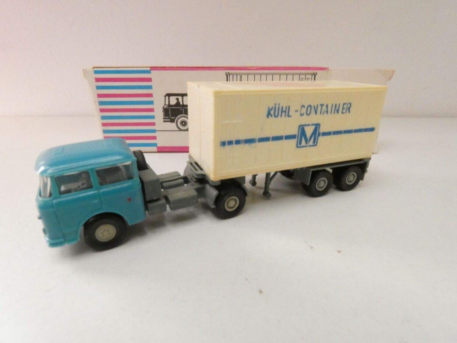 Skoda 706 mittelblau Sattelzug mit Kühl Container von Permot in H0 OVP
