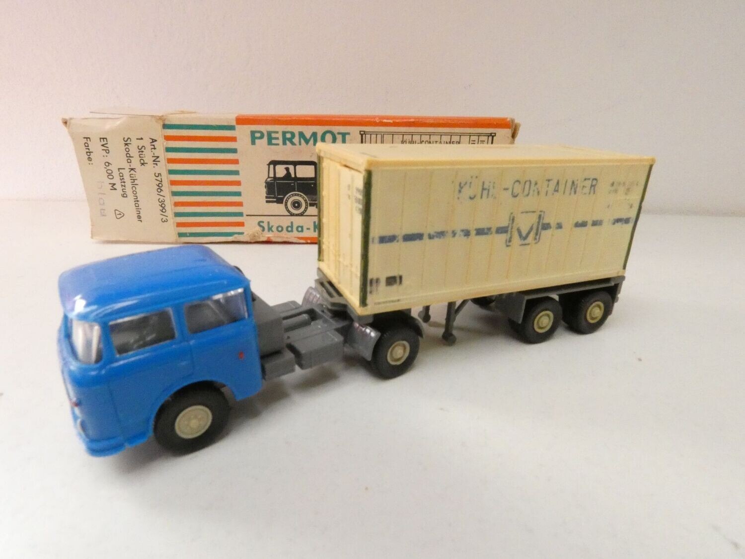 Skoda 706 blau Sattelzug mit Kühlcontainer von Permot in H0 OVP