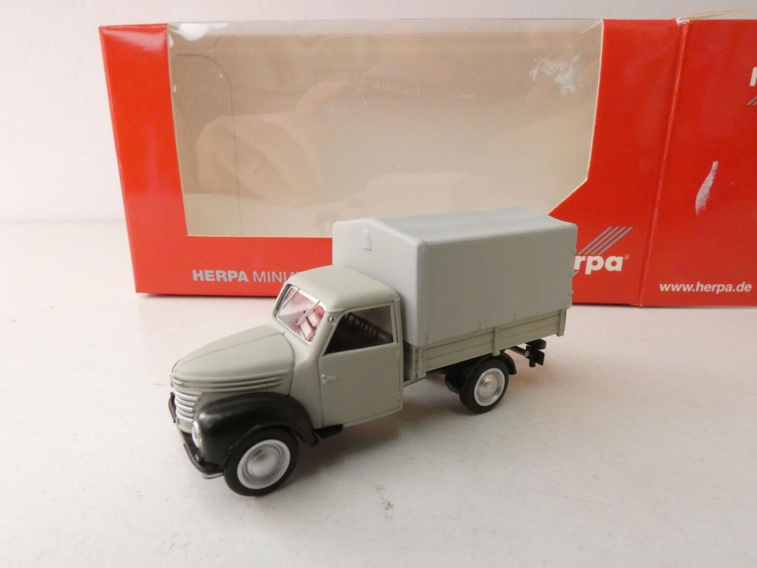 Framo 901/2 hellgrau von Herpa H0 in OVP