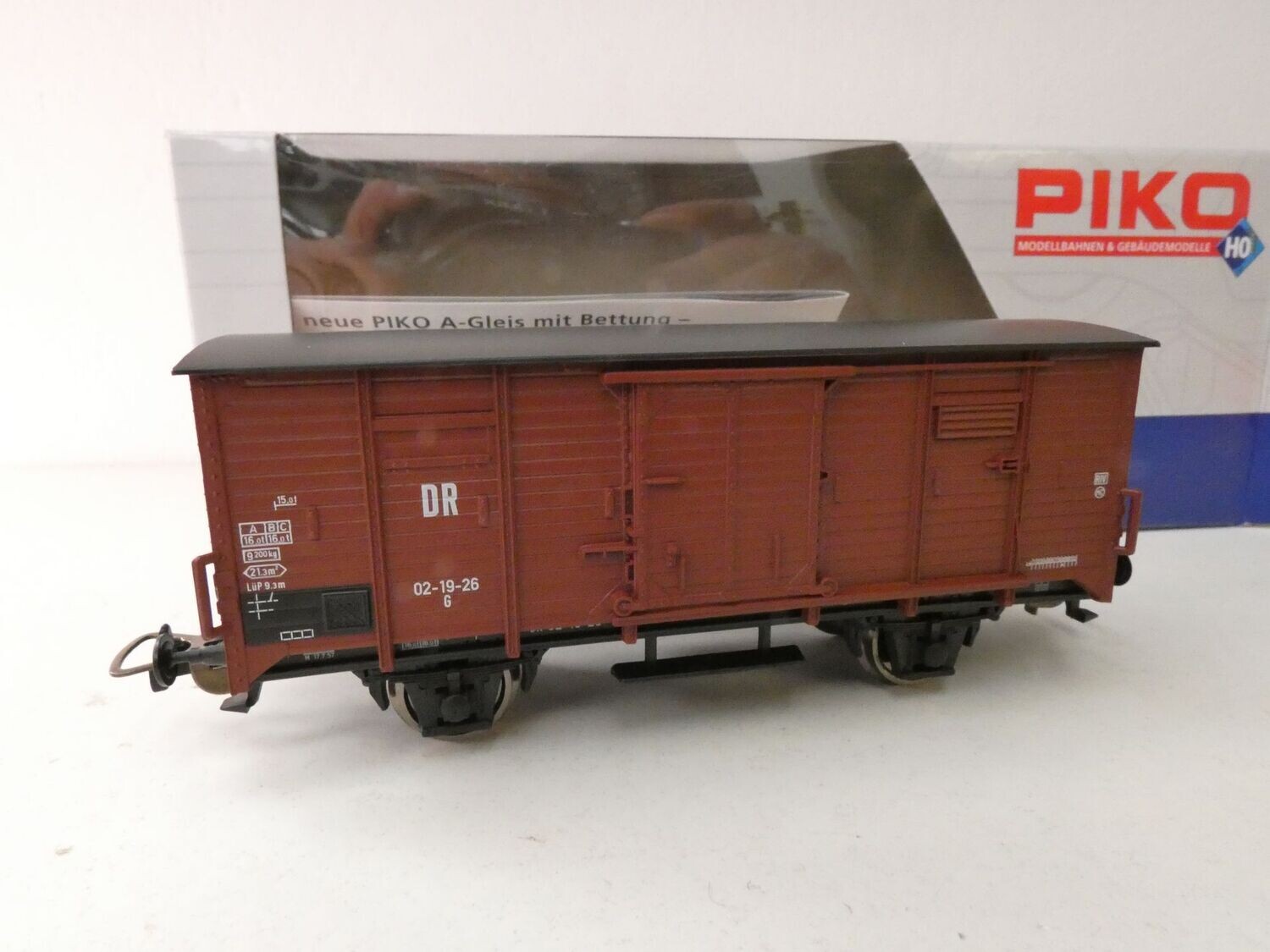 Gedeckter Güterwagen G02 der DR in H0 von Piko