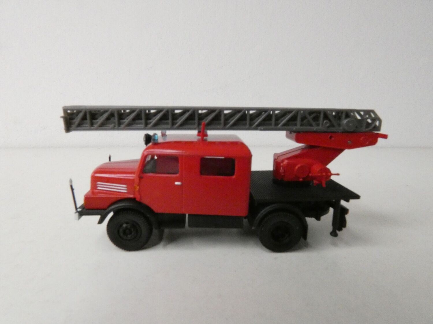 IFA S 4000 Bautrupp Feuerwehr mit Drehleiter von Brekina H0 in OVP