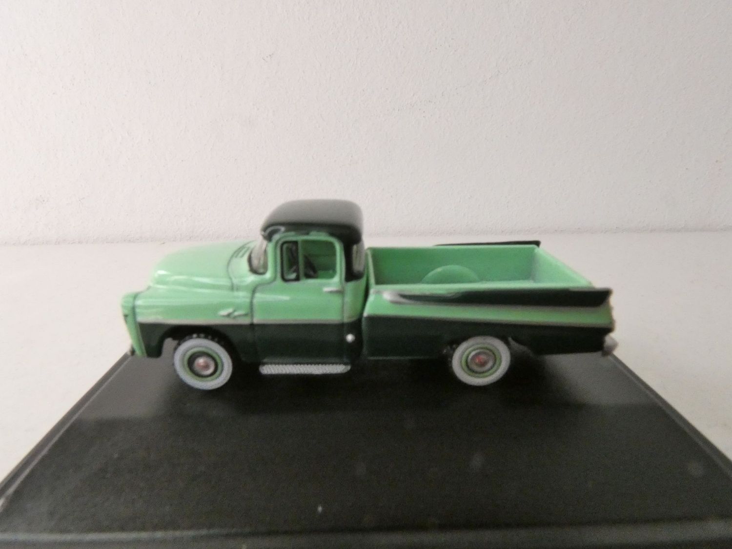 Dodge D 100 Pickup 1957 von Oxford H0 in PC Box