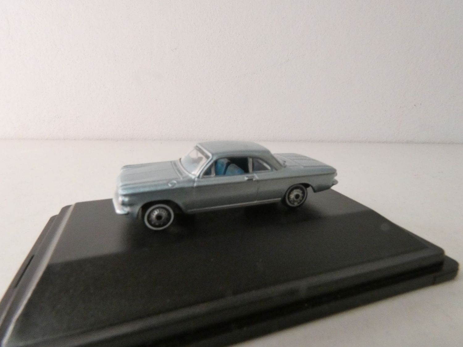 Chevrolet Corvair Coupe1963 von Oxford H0 in PC Box