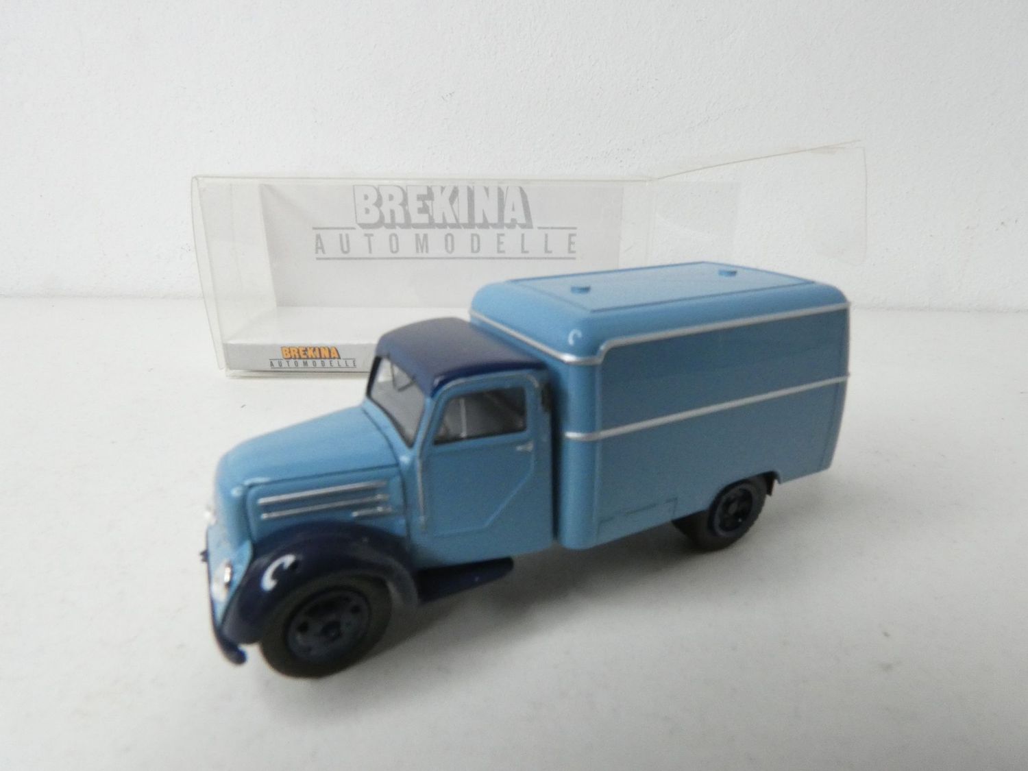 Robur Garant Koffer hellblau in H0 von Brekina