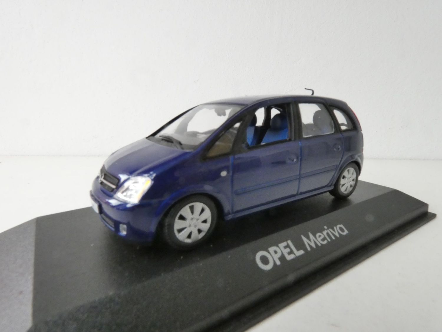 Opel Meriva von Minichamps in 1:43 in PC Box