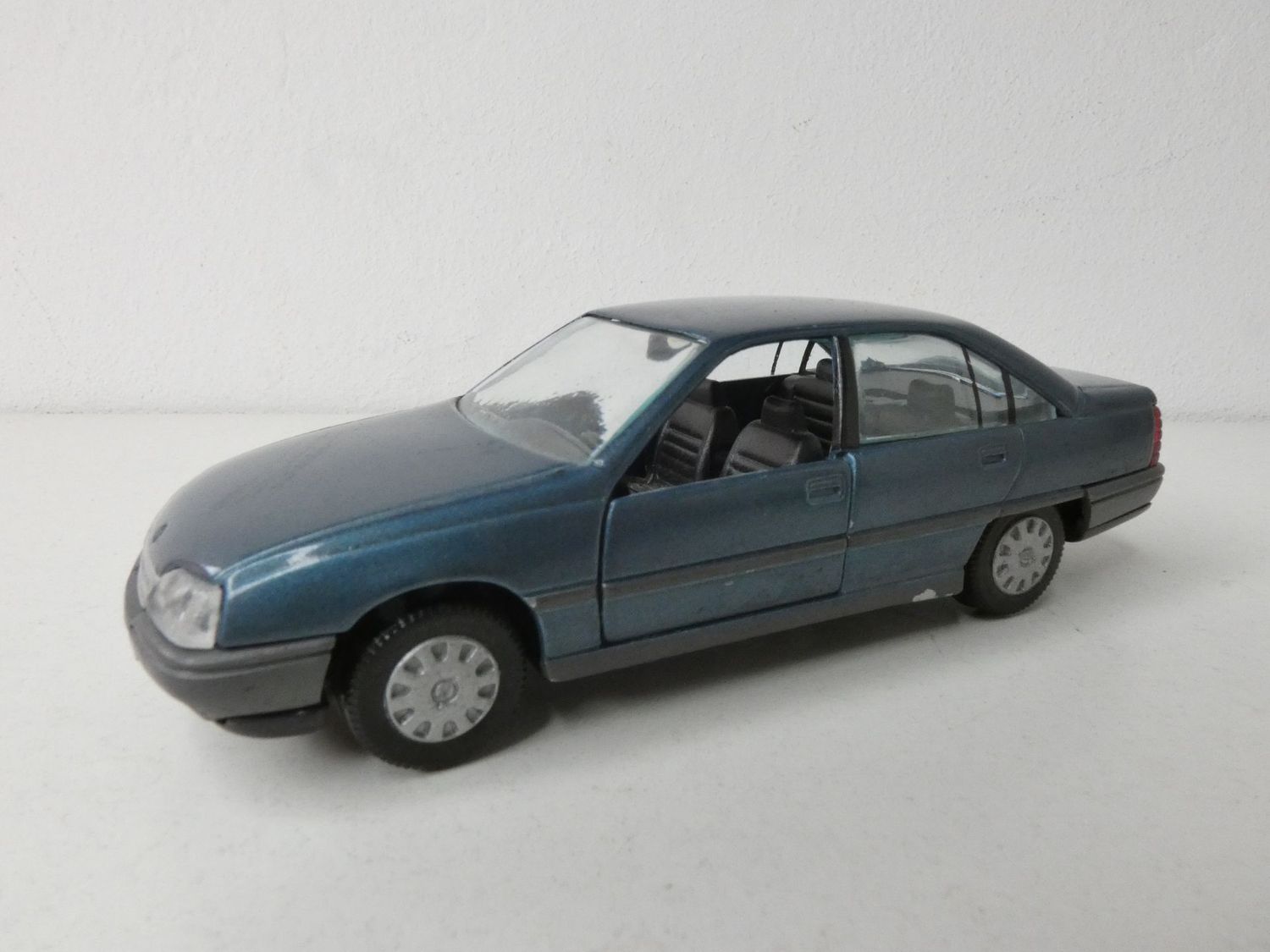 Opel  Omega A  1:43 von Gama