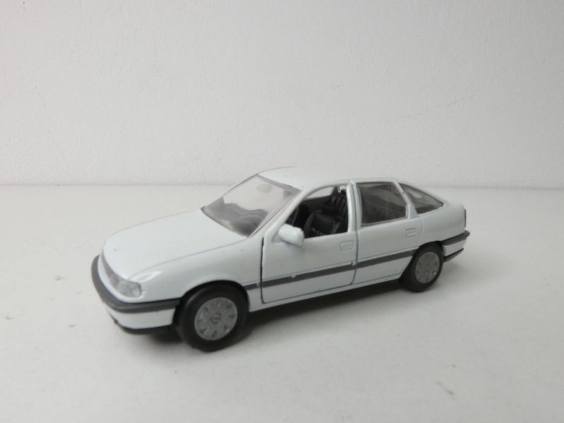 Opel Vectra 1:43 von Gama