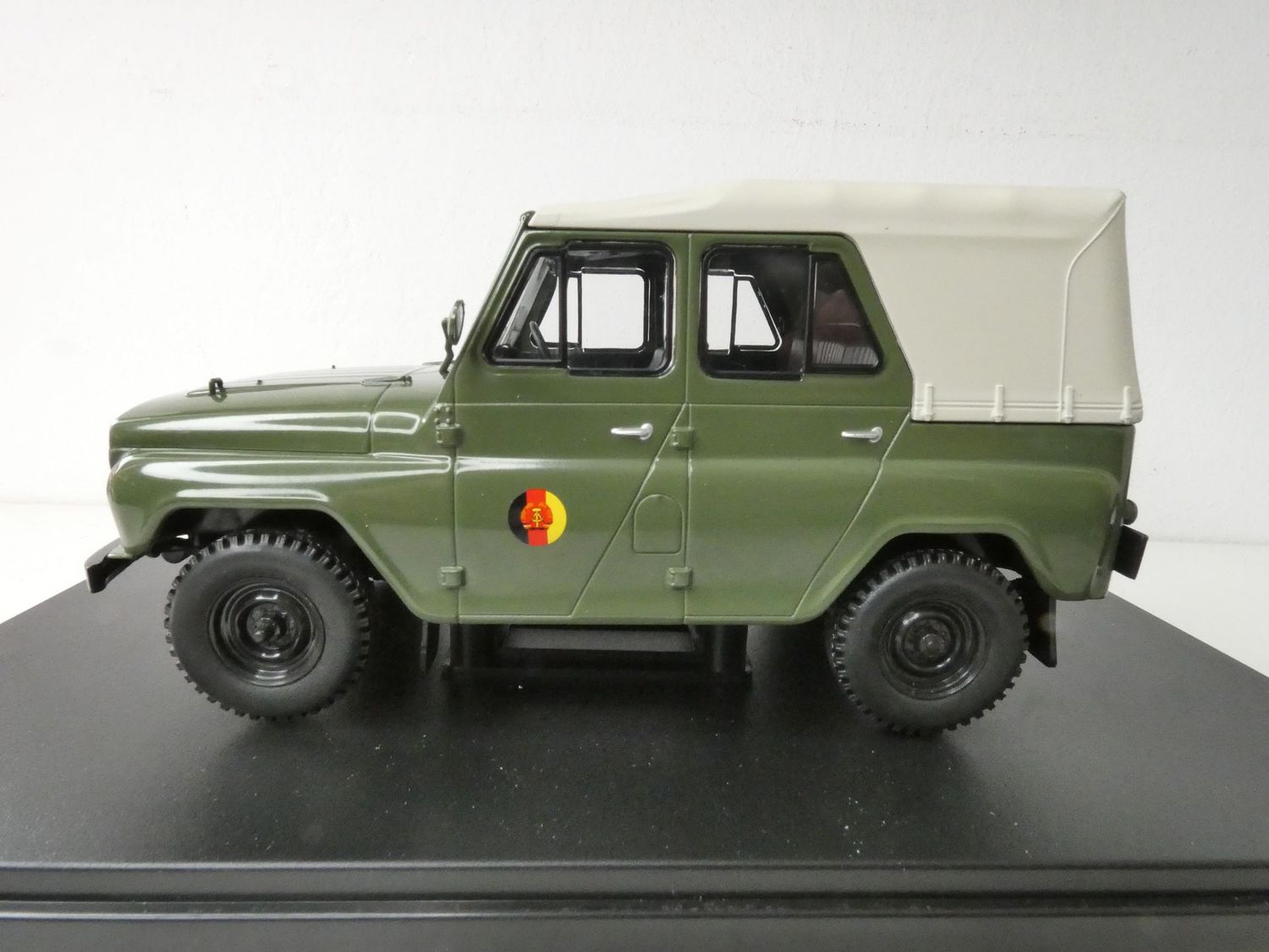 UAZ 469 "NVA" in 1:24 White Box