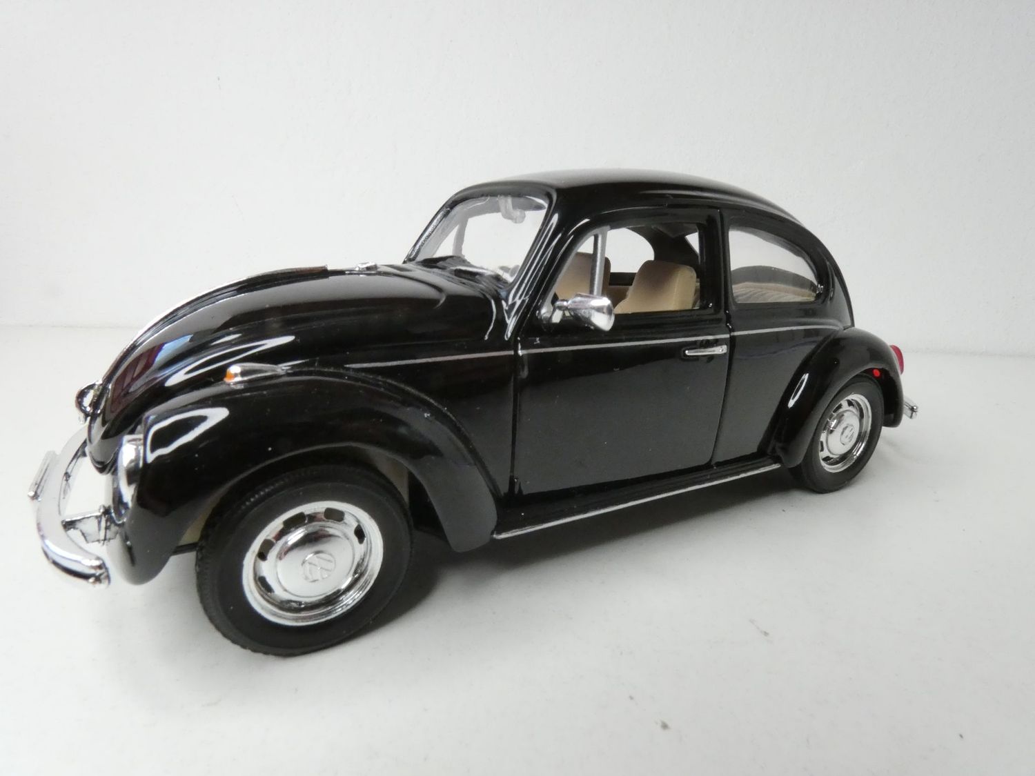 VW Käfer schwarz  in 1:24 Welly BEX