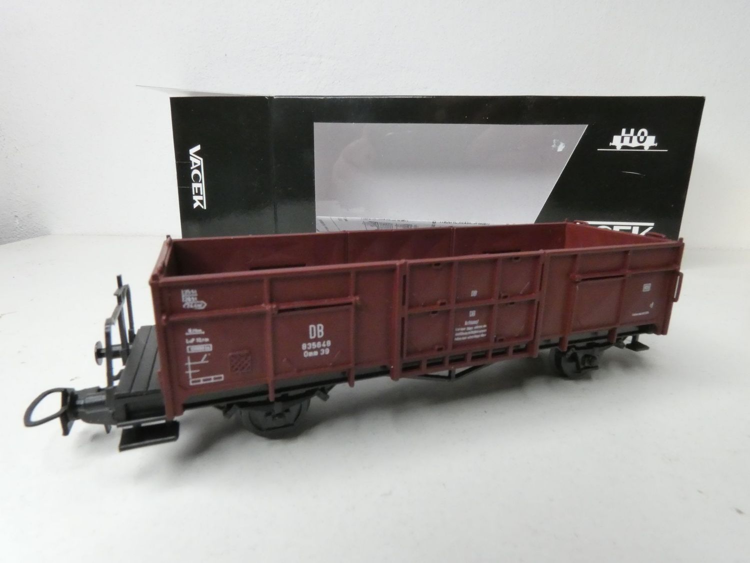 offener Güterwagen mit Bremserbühne der DB von Vacek in H0
