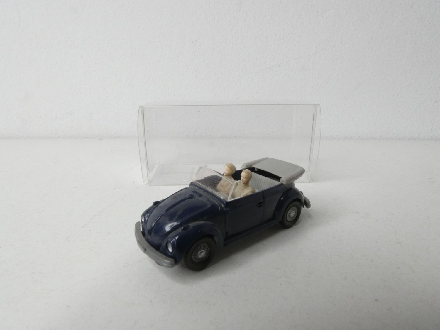 Käfer Cabrio mit Figuren dunkelblau von Wiking in H0