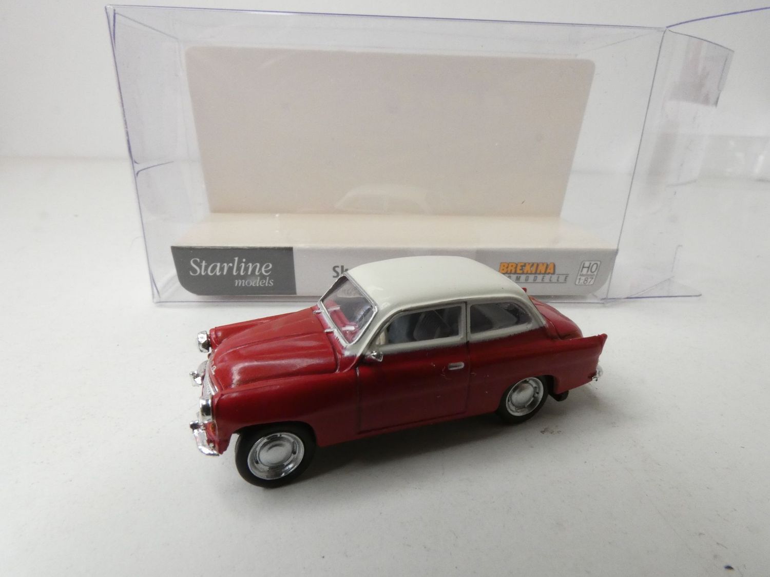 Skoda Oktavia rot/weiß von Brekina Starline