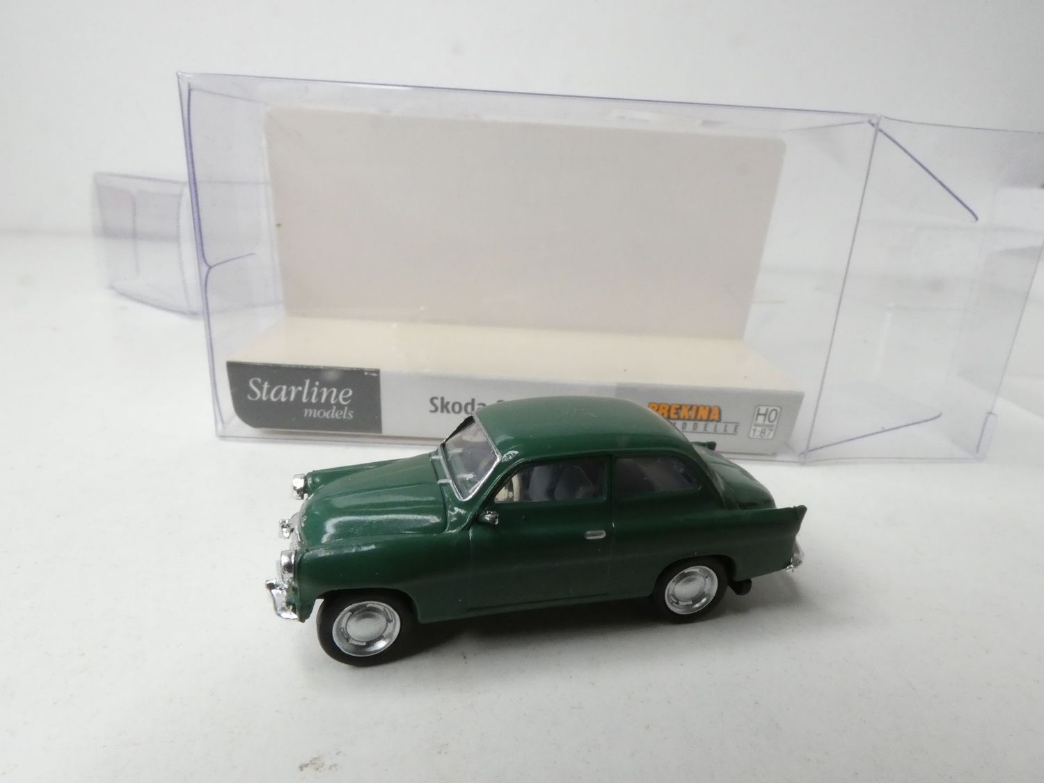 Skoda Oktavia grün von Brekina Starline