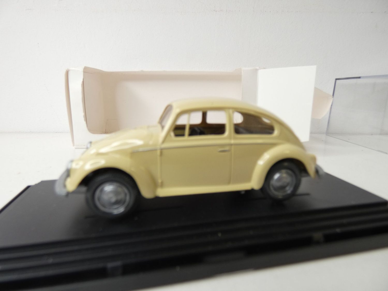 Käfer beige in 1:40 von Wiking