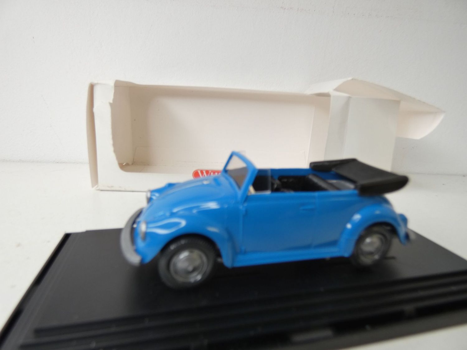 Käfer Cabrio blau in 1:40 von Wiking