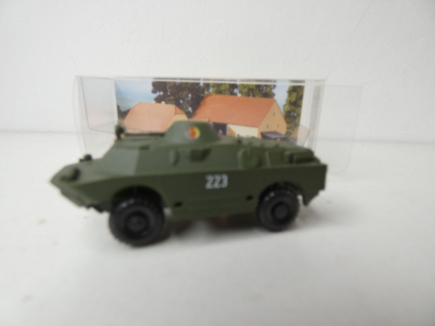 SPW40  der NVA mit Geschütz von Mehlhose in H0