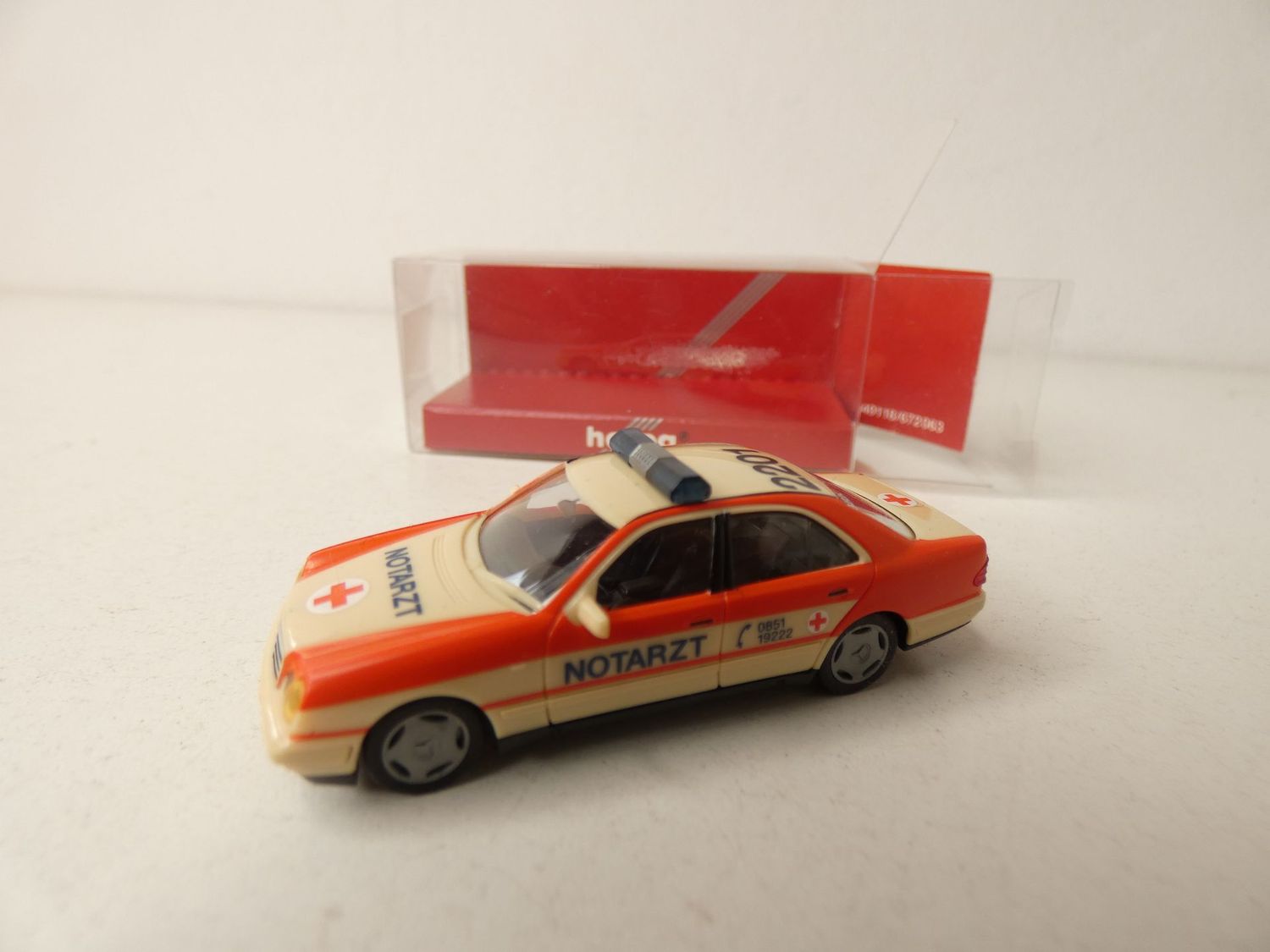 Mercedes E 200 "Notarzt" von Herpa  in H0