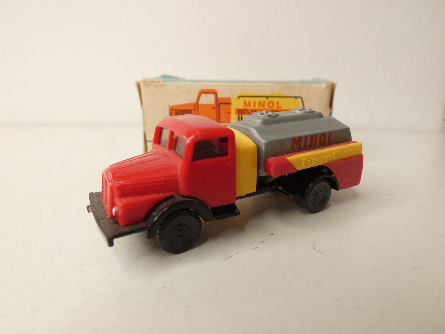 Minol Tankwagen S 4000-1 ESPEWE alt in H0 in OVP