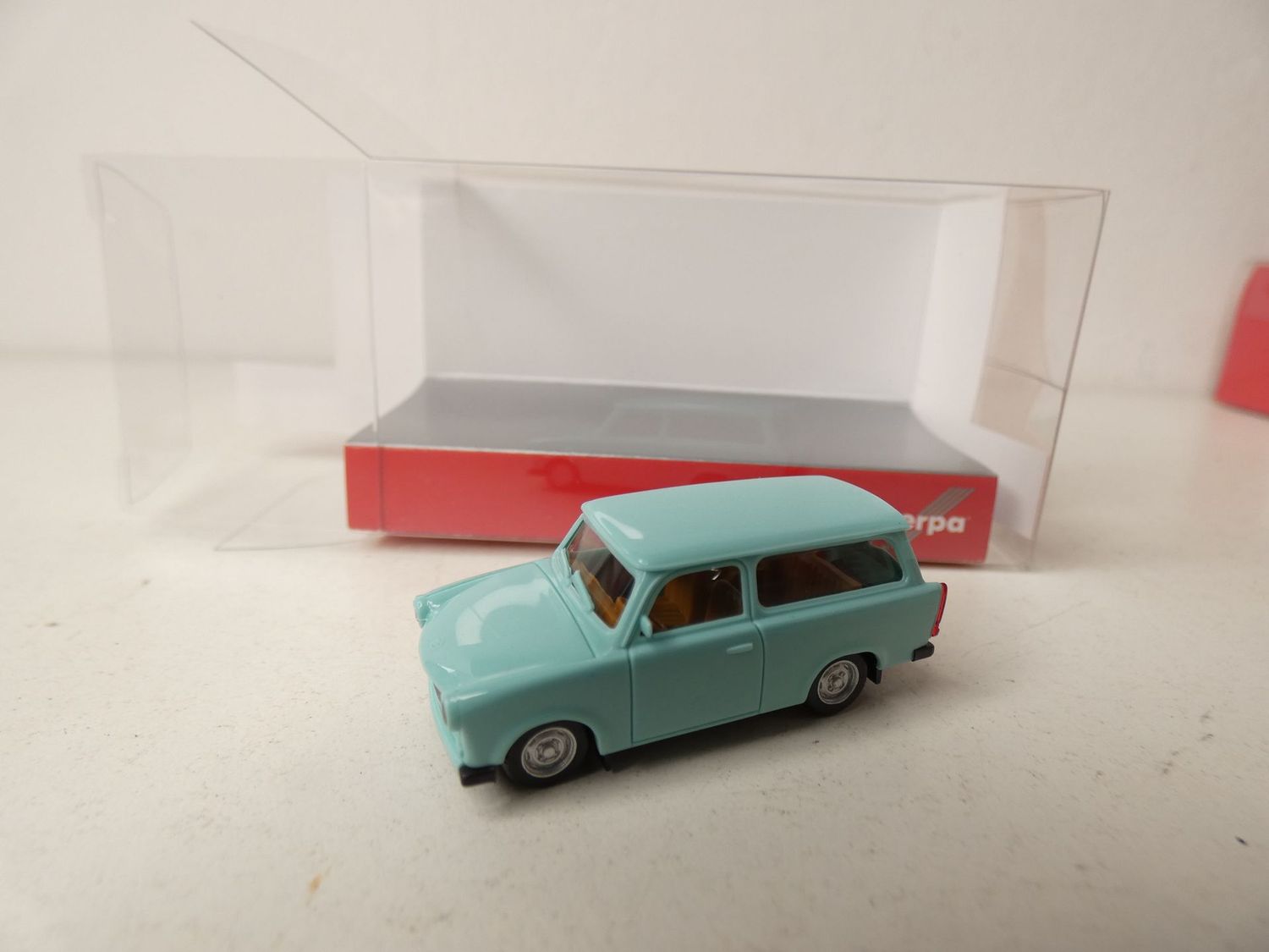Trabant 601 Universal hellblau in 1:87 von Herpa