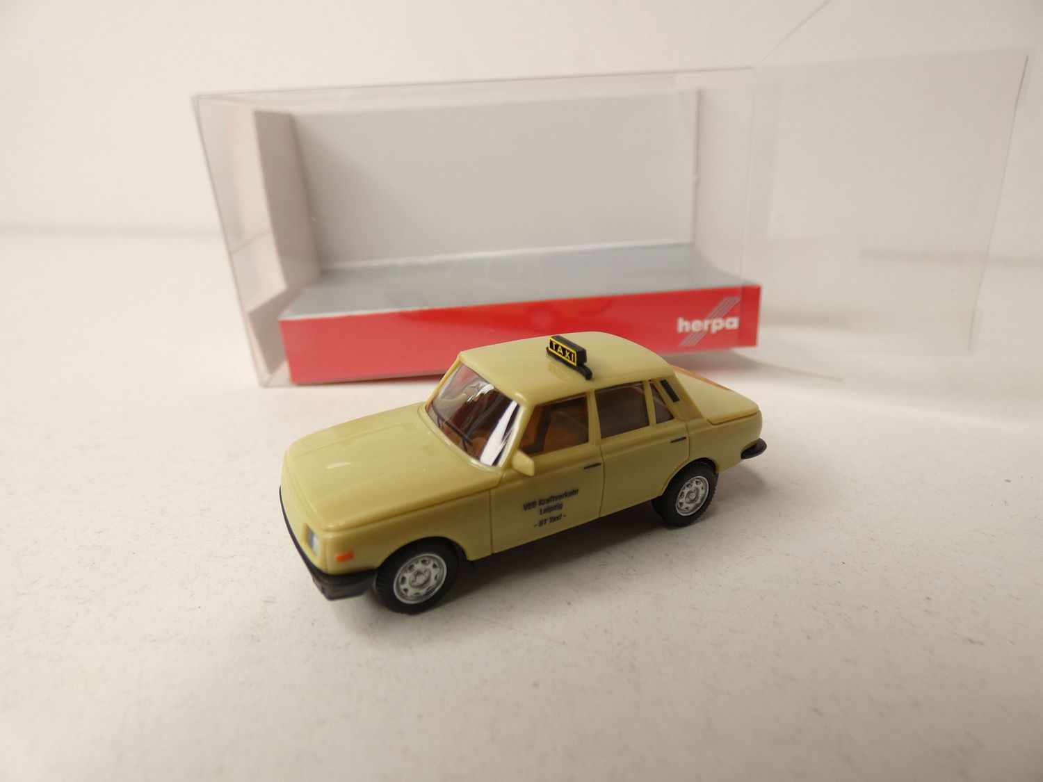 Wartburg 353 - 85er Taxi Leipzig
 in 1:87 von Herpa