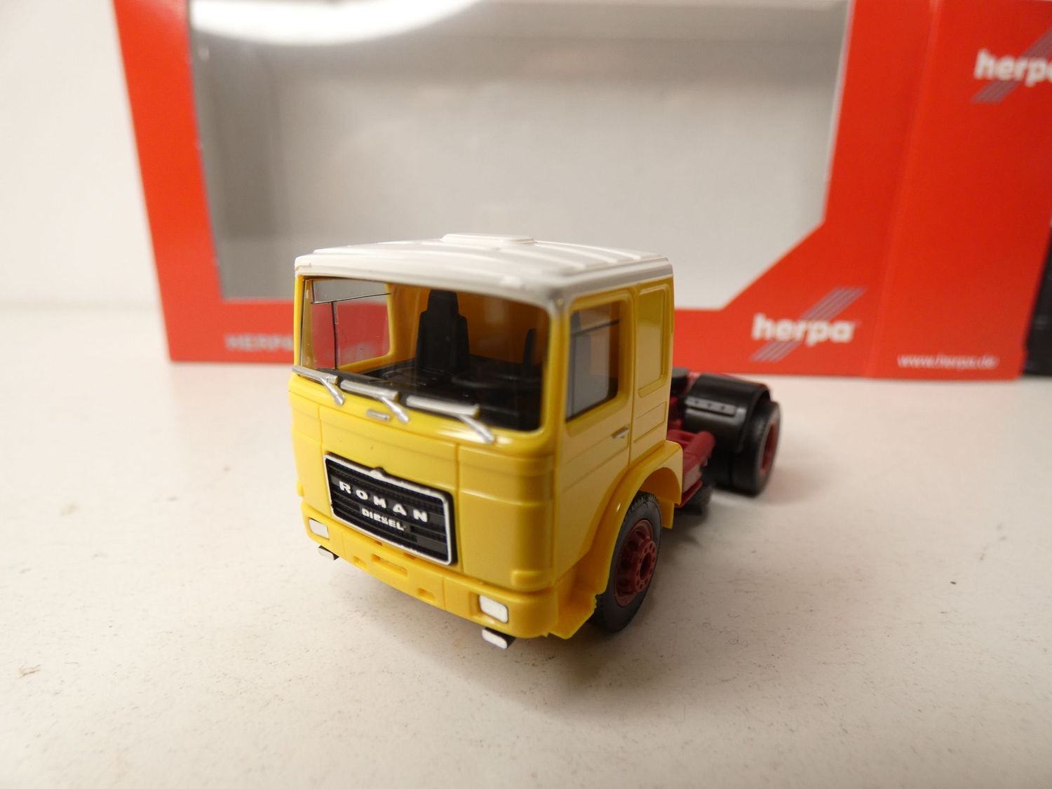 Roman Diesel Zugmaschine gellb in 1:87 von Herpa