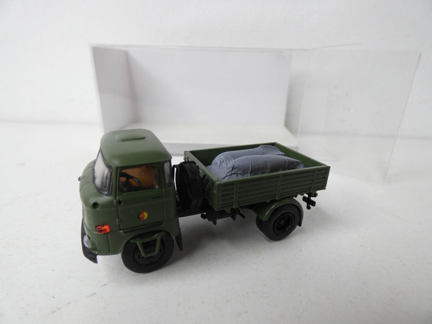 IFA  W50 Zugmaschine mit Blindgänger "NVA" von Brekina H0 in OVP