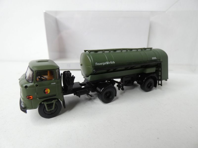 IFA W50 Sattelzug Tankwagen IFA W50 Sattelzug Tankwagen "NVA" von Brekina H0 in OVP
