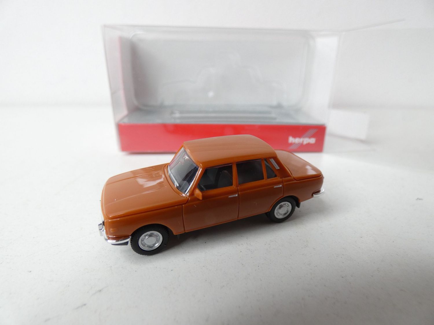 Wartburg 353 - 66er orangebraun von Herpa H0 in OVP