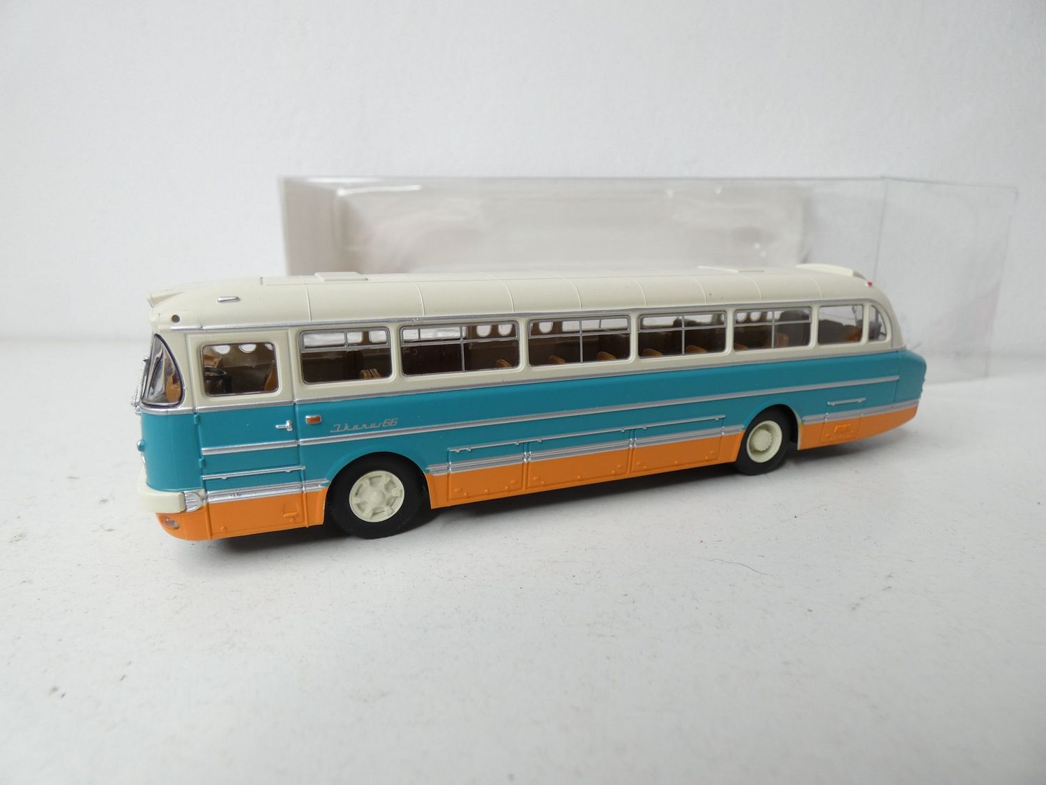 Ikarus 66 - 3 türig von Brekina in H0