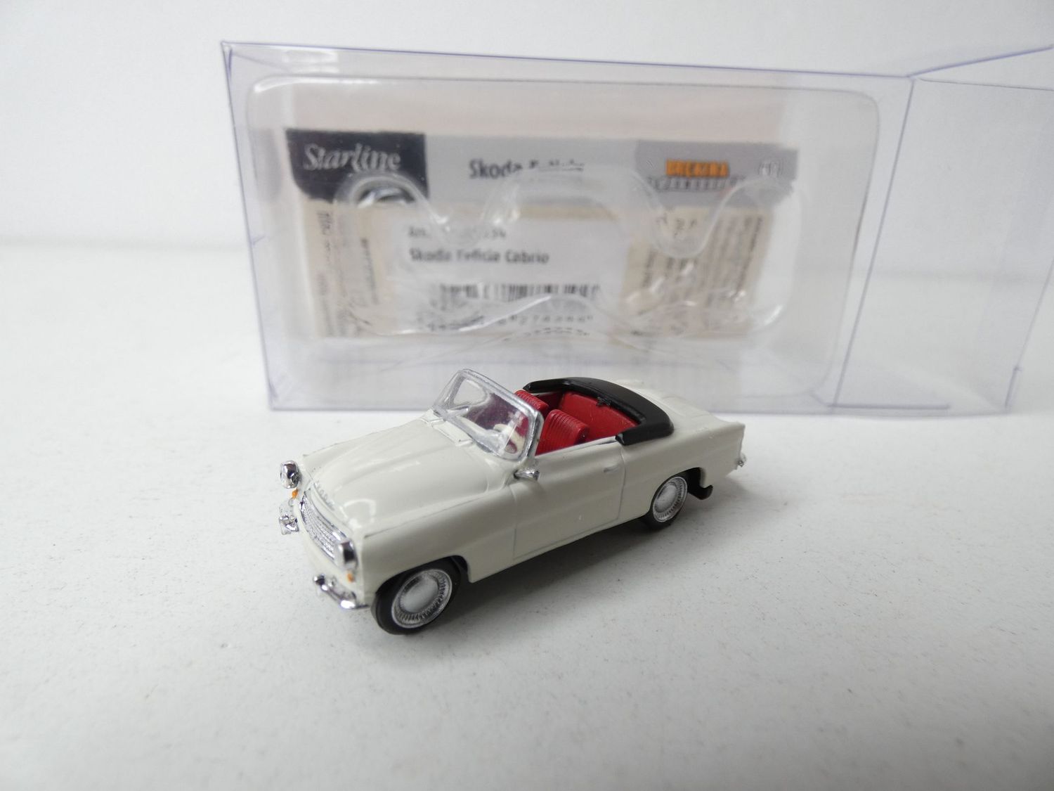 Skoda Oktavia Cabrio weiß von Brekina Starline