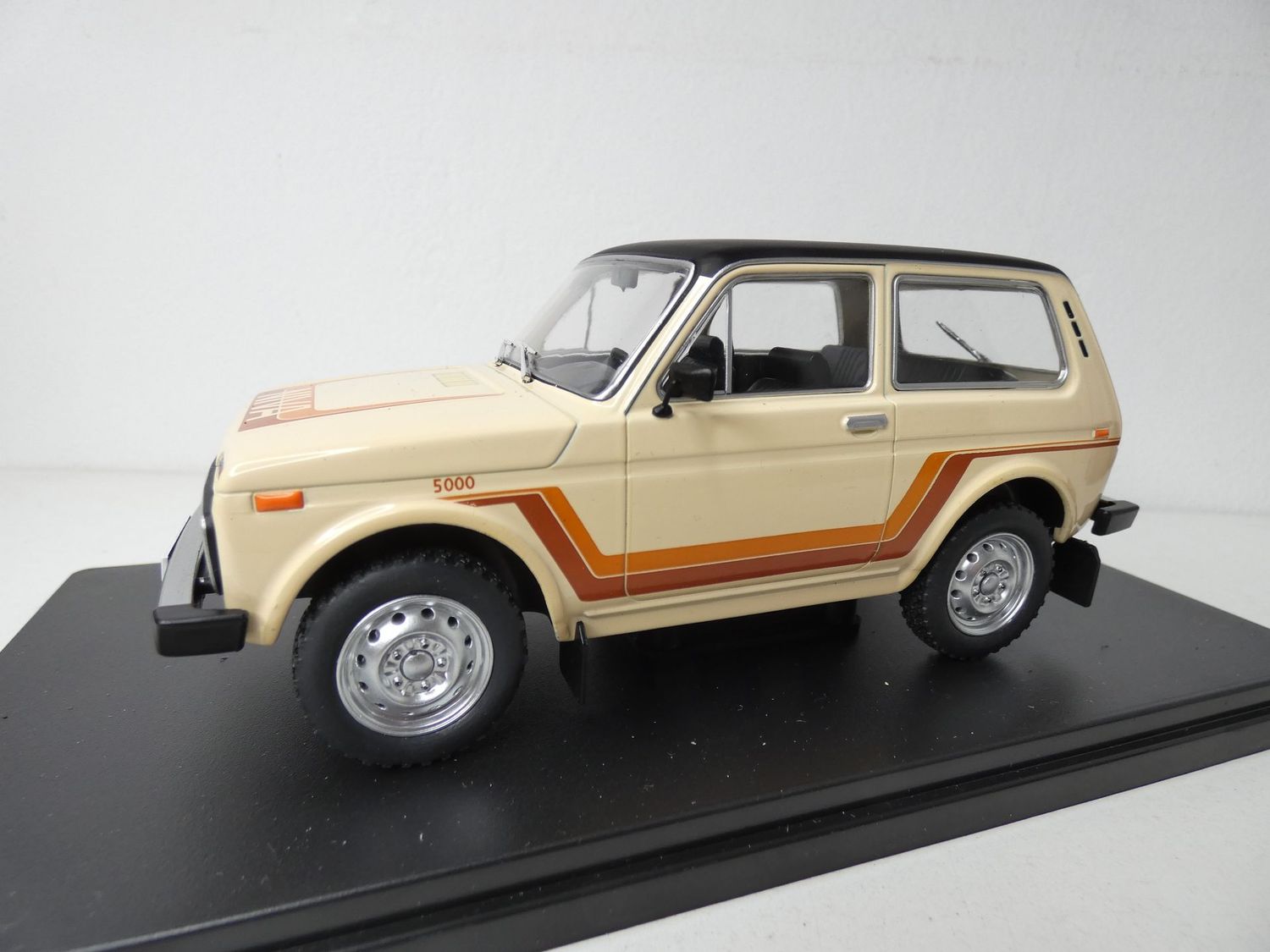 Lada Niva in 1:24 von White Box