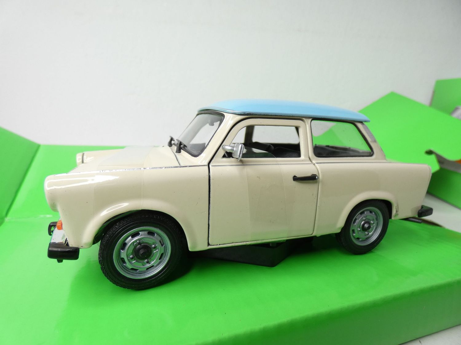 Trabant 601 beige blaues Dach in 1:24 von Welly NEX