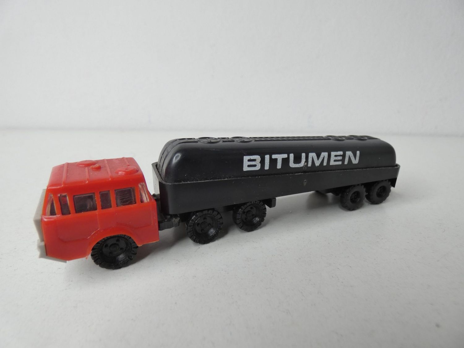 Tatra mit Bitumen Auflieger Spur TT