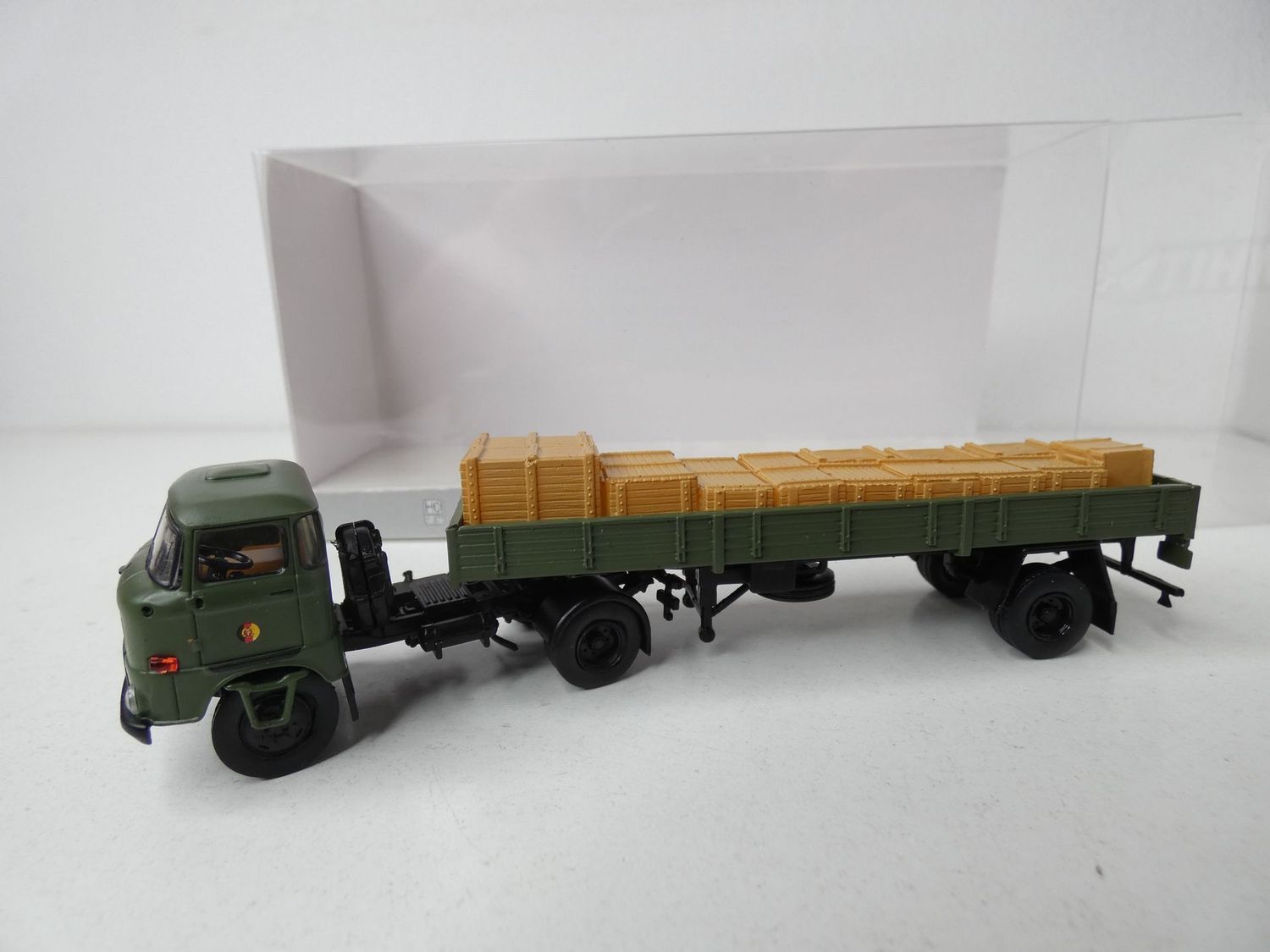 IFA W50 SZ NVA mit Munitionskisten von Brekina H0 in OVP