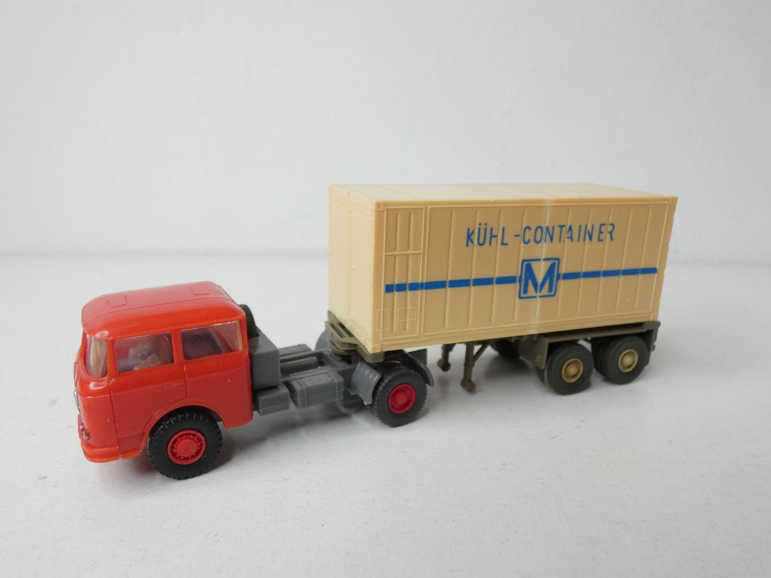 Skoda 706 rot Sattelzug mit Kühlcontainer von Permot in H0 OVP