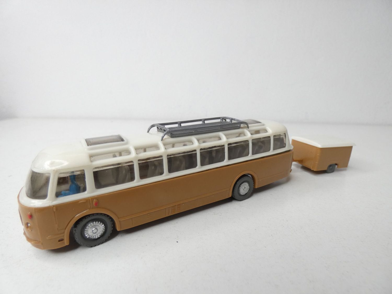 Skoda RTO 706 Bus mit Anhänger in H0