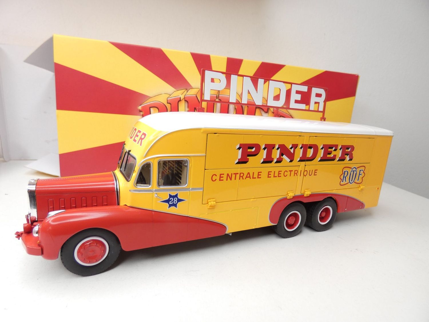 Bernard 110 MB Aggregate Wagen für Zirkus "Pinder" in 1:43 mit OVP