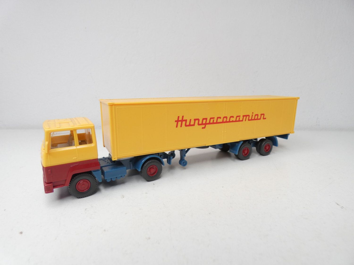 Ford Transcontinental "Hungarcamion" von Wiking H0