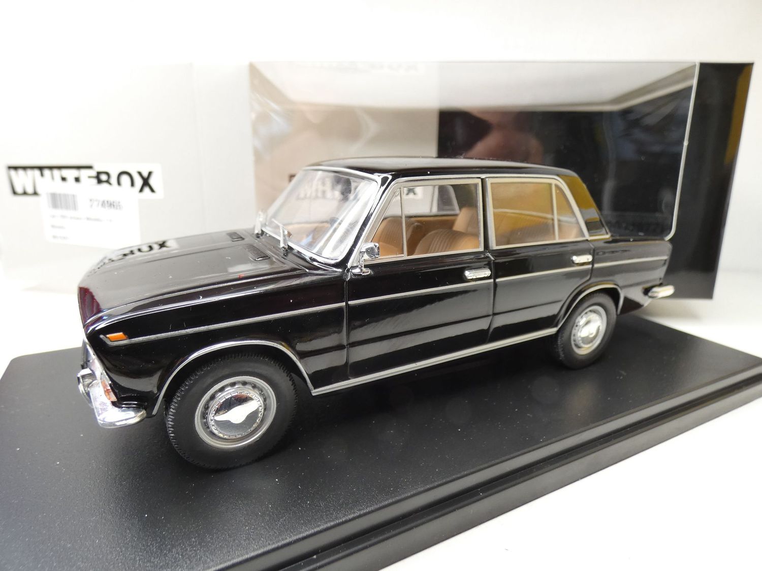 Lada 1500 schwarz in 1:24 von White Box