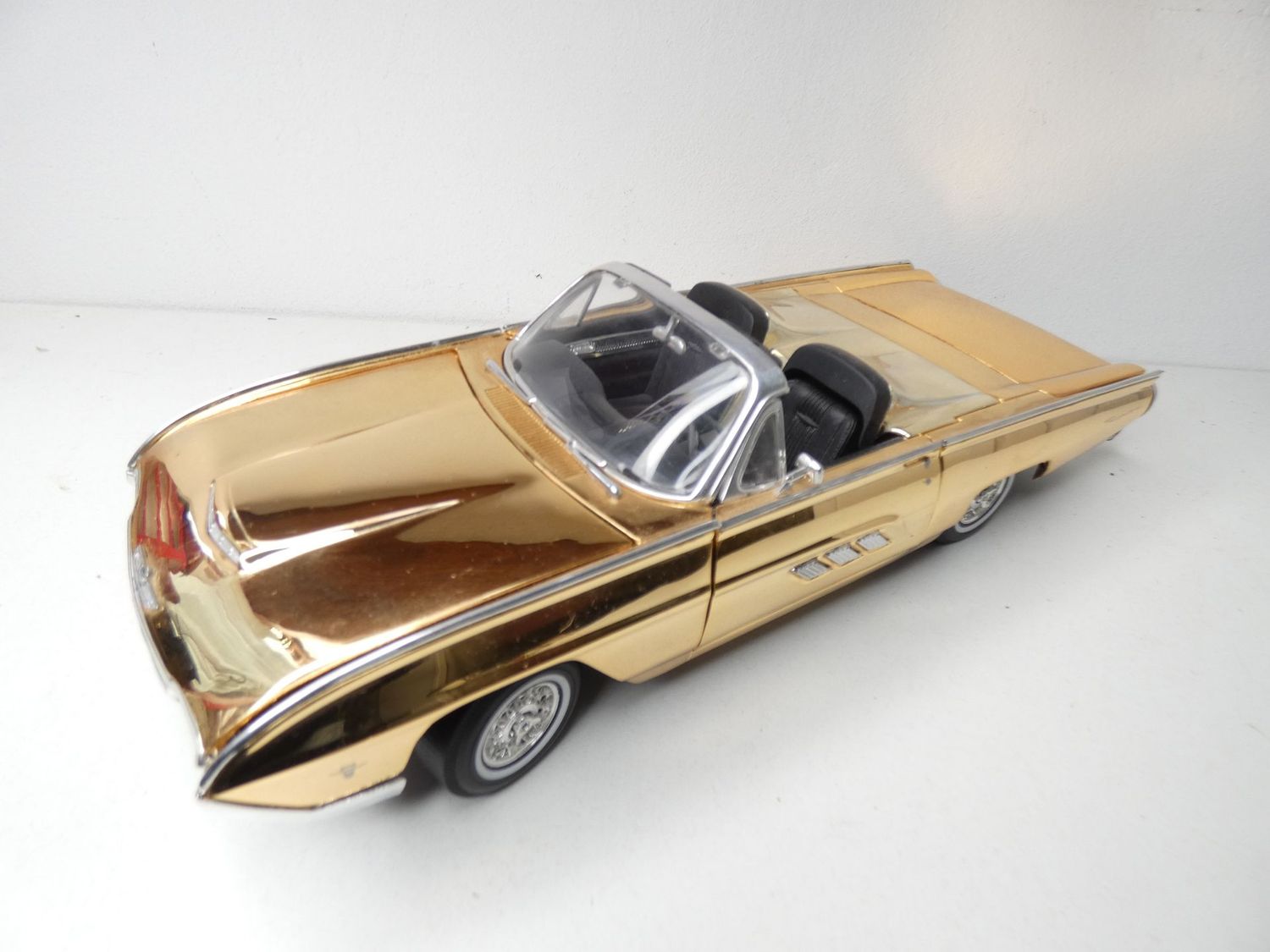 Ford Thunderbird^1963 in Gold von Anson in 1:18 Ford Thunderbird^1963 in Gold von Anson in 1:18