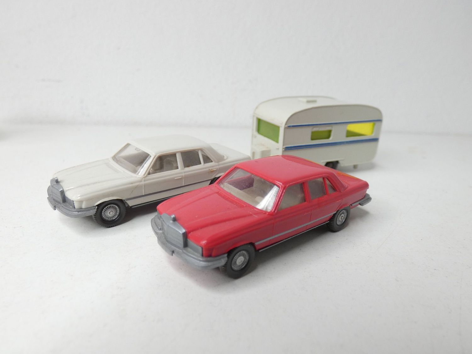 2x Mercedes 450 SE und Wohnwagen von Wiking H0 2x Mercedes 450 SE und Wohnwagen von Wiking H0