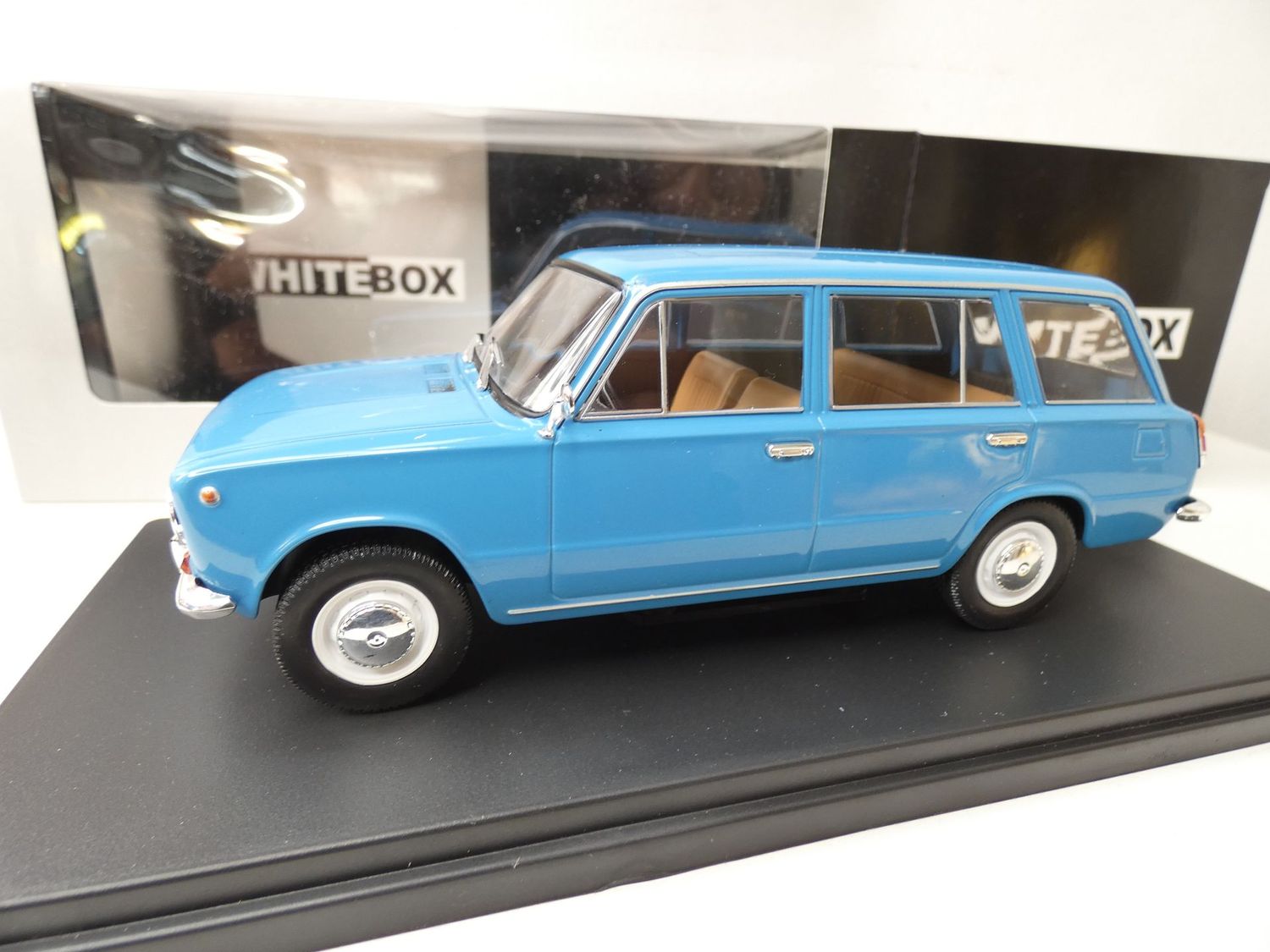 Lada Kombi hellblau in 1:24 White Box