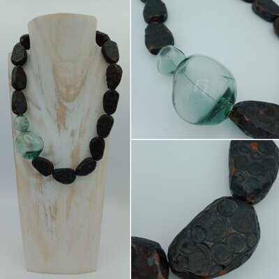 Collier - Intensely charcoal