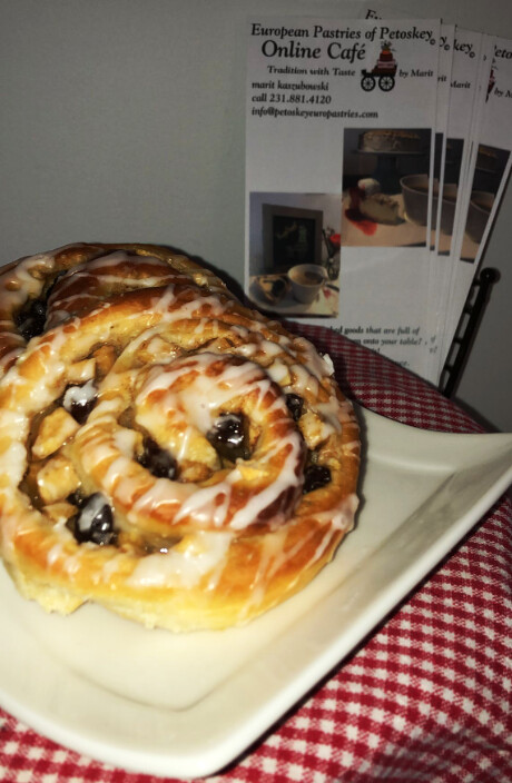 6 x Schnecken, yeast risen breakfast pastry
available in  APPLE-RAISIN
