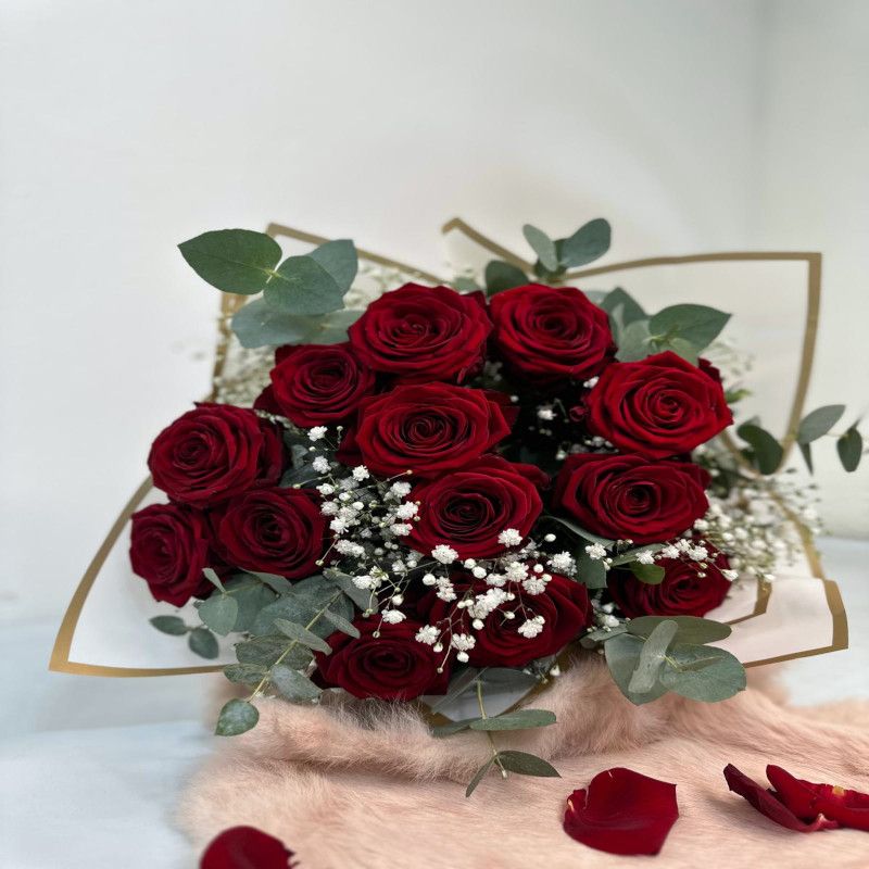 13 ROSES ROUGE AVEC GYPS ET VERDURE