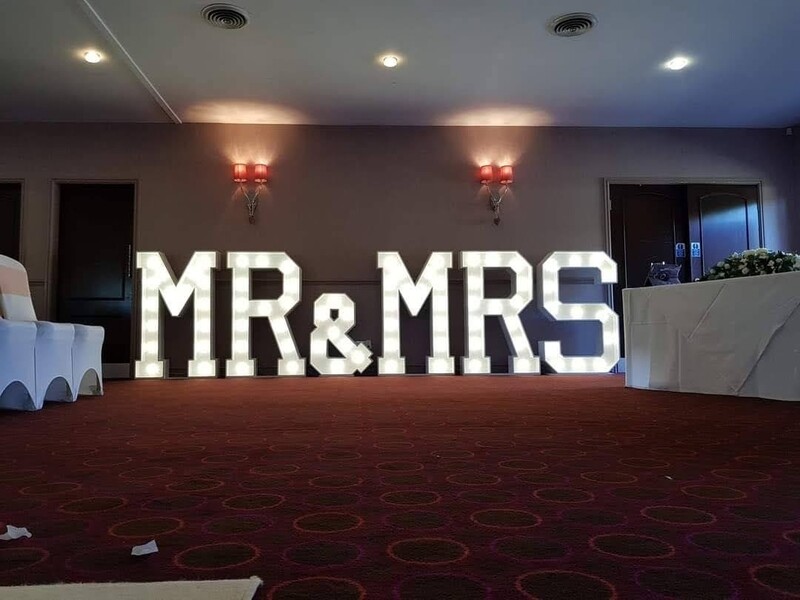 Light up MR & MRS sign 