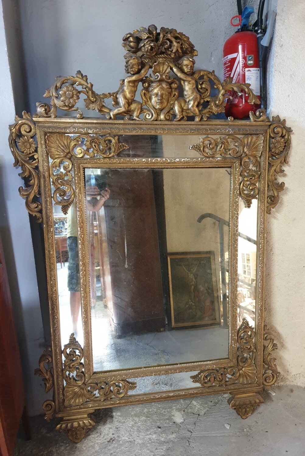 Miroir en bois doré richement sculpté