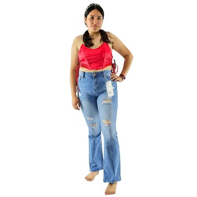 Pantalón de mezclilla rasgado en las piernas al frente