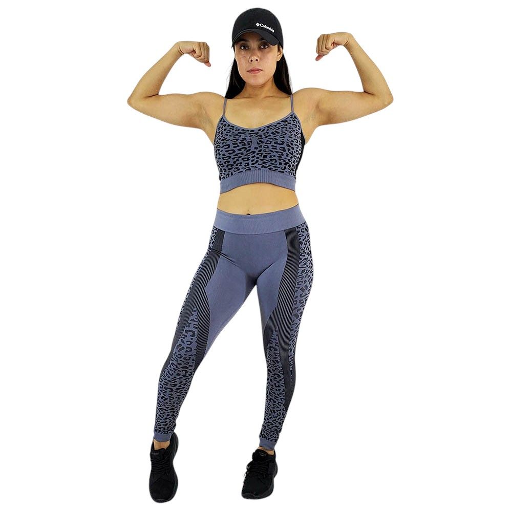 Conjunto deportivo, top de tirantes, cuello cuadrado.